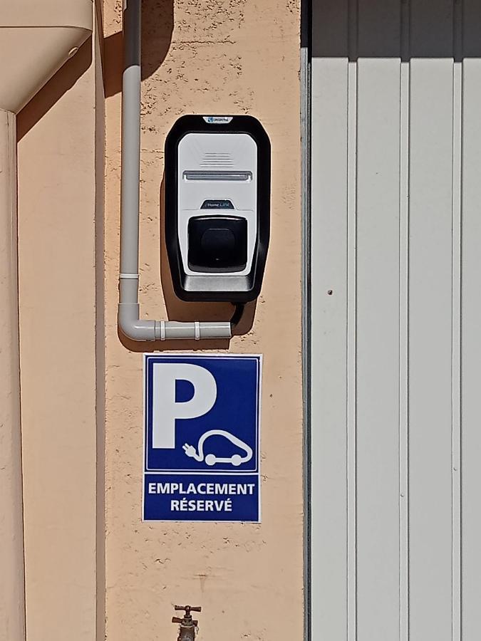 Une Pause Quelque Part Avec Recharge Pour Voiture Electrique Saint-Medard-de-Guizieres Екстериор снимка