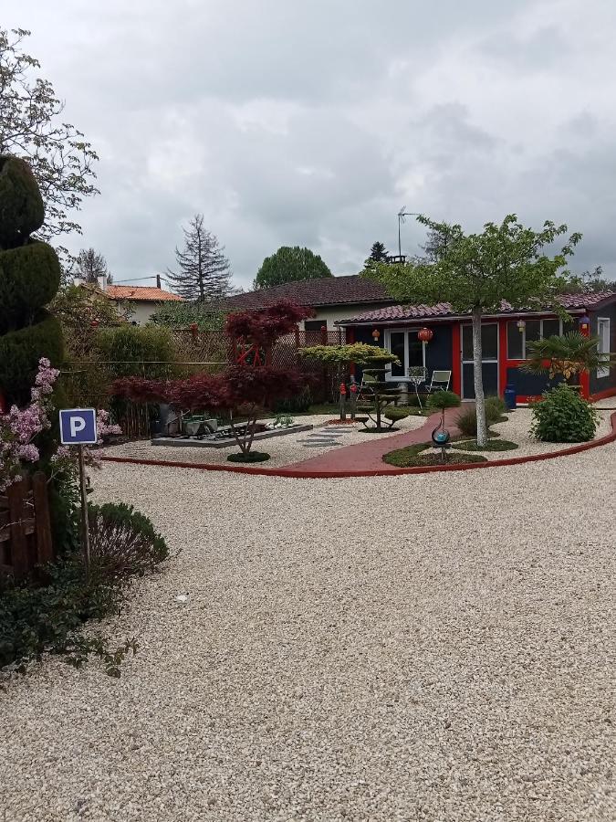 Une Pause Quelque Part Avec Recharge Pour Voiture Electrique Saint-Medard-de-Guizieres Екстериор снимка