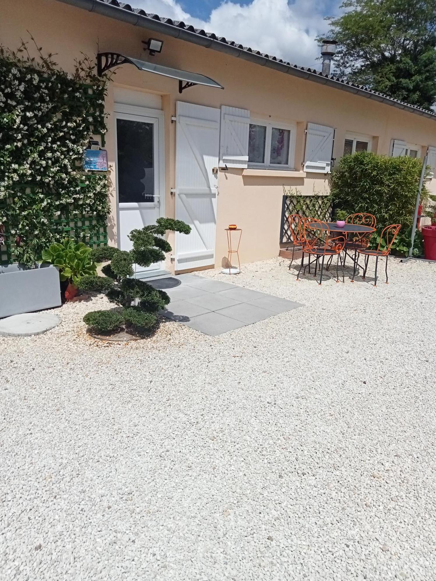 Une Pause Quelque Part Avec Recharge Pour Voiture Electrique Saint-Medard-de-Guizieres Екстериор снимка