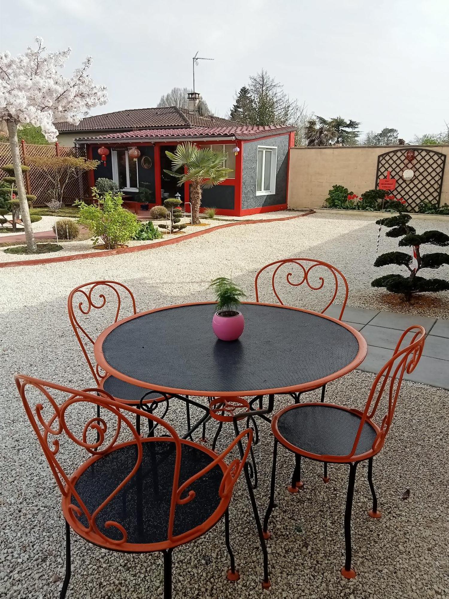 Une Pause Quelque Part Avec Recharge Pour Voiture Electrique Saint-Medard-de-Guizieres Екстериор снимка